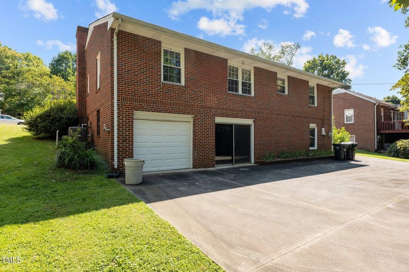 138 Hillside Dr, Burlington, NC 27215