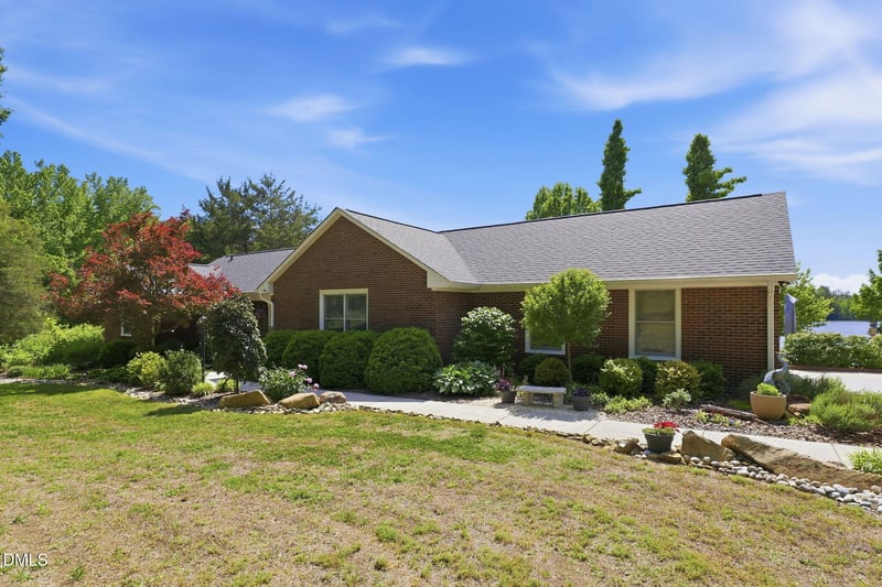 138 Lake Cammack Ct, Burlington, NC 27217