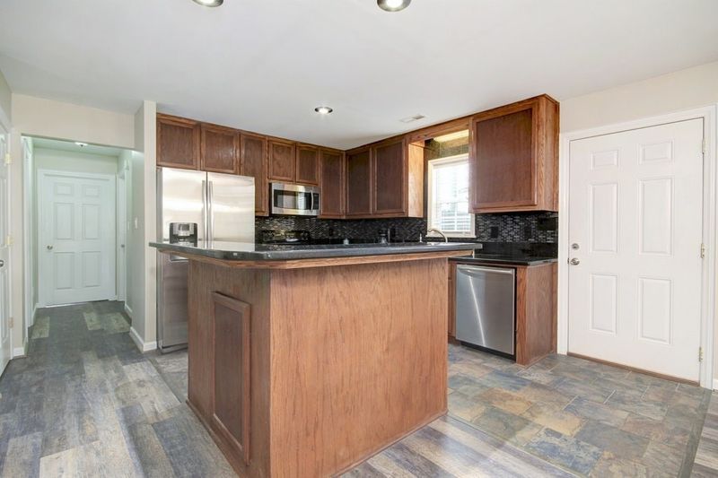 1400 W Oak St, Selma, NC 27576