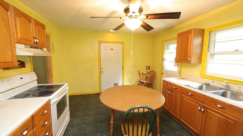 1401 Meadowbrook Dr, Garner, NC 27529