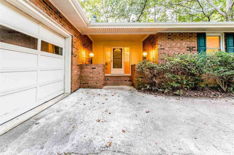 1402 Brunson Ct, Cary, NC 27511