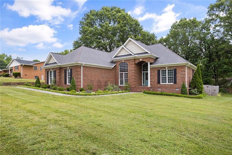 1403 Ridgecrest Ave, Burlington, NC 27215