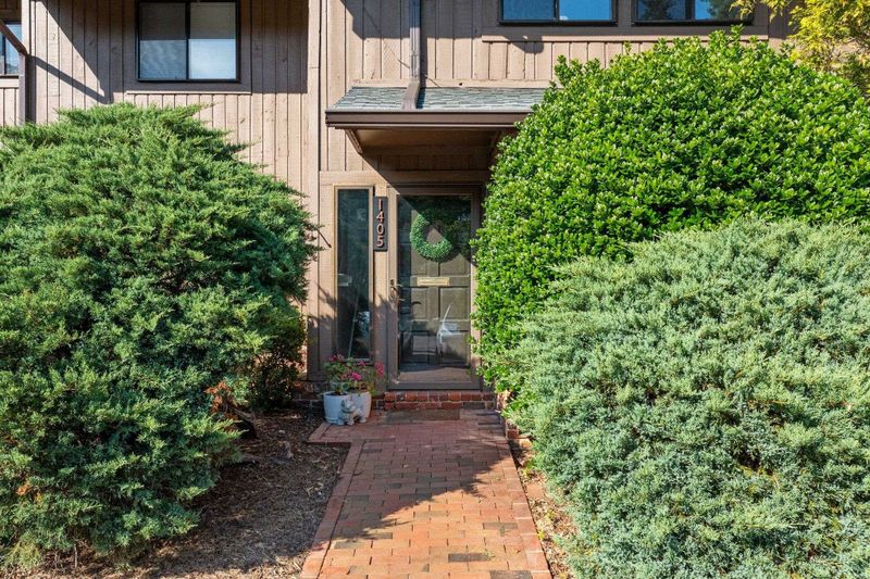 1405 Oak Tree Dr, Chapel Hill, NC 27517