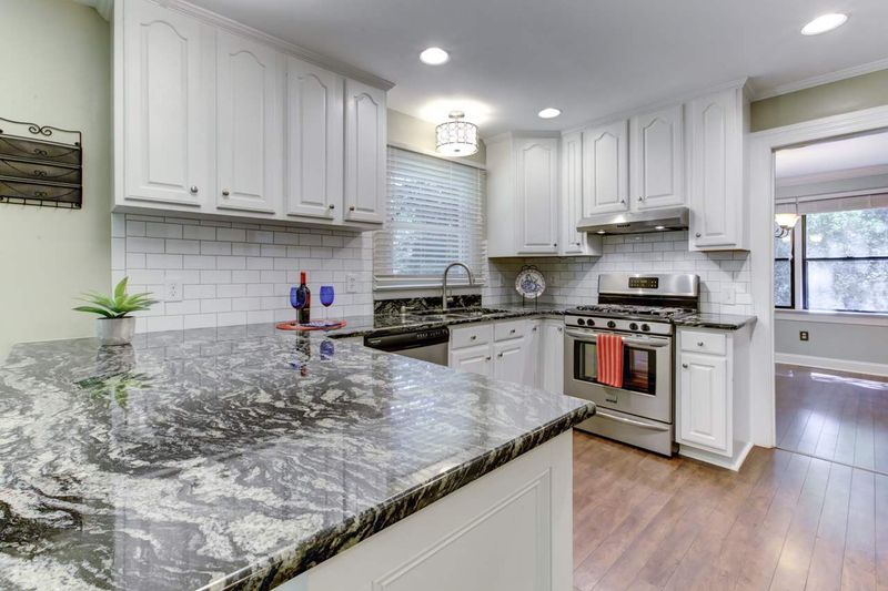 1407 Brunson Ct, Cary, NC 27511