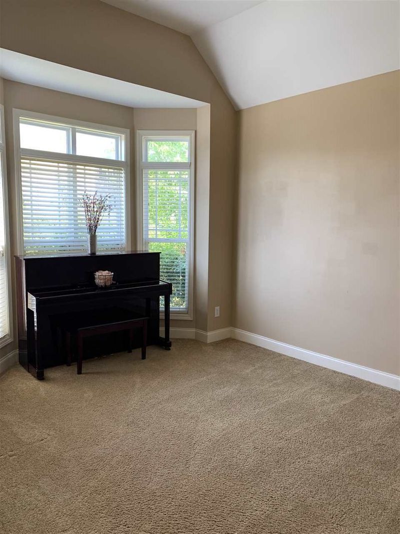 141 Windrush Ln, Durham, NC 27703