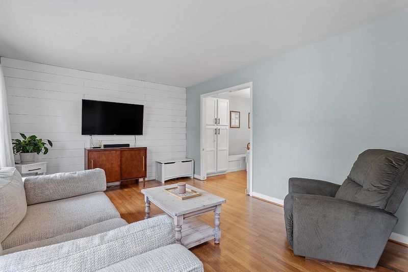 1412 Ivy Ln, Raleigh, NC 27609