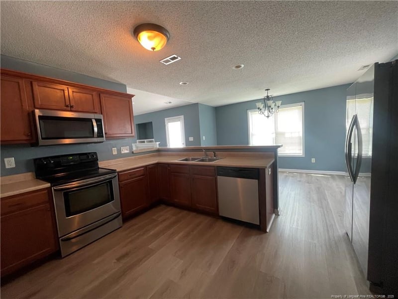 1413 Avoncroft Dr, Fayetteville, NC 28306
