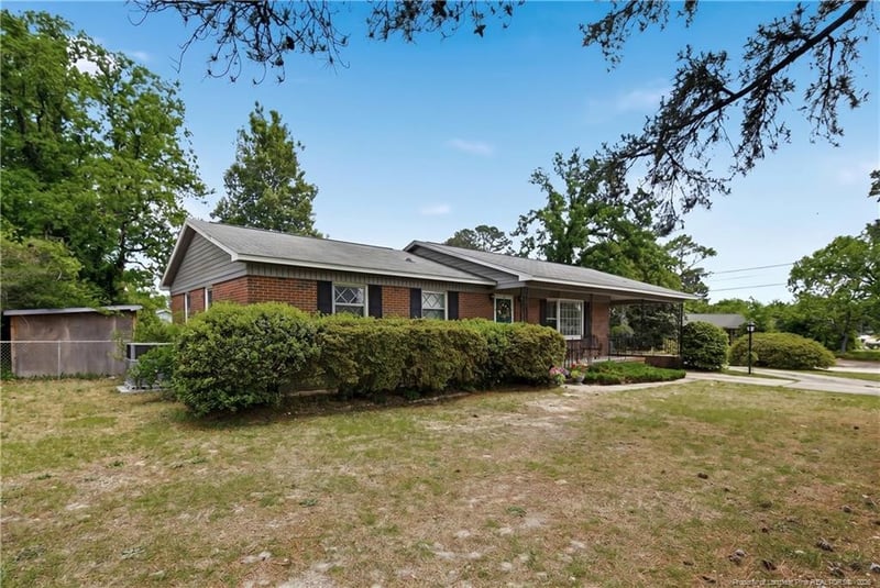1413 Camelot Dr, Fayetteville, NC 28304