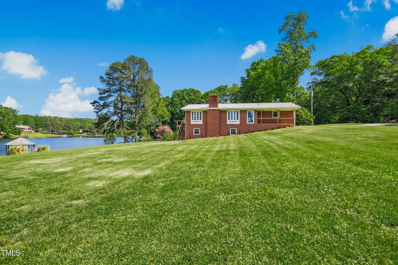 1415 Clearwater Dr, Sanford, NC 27330