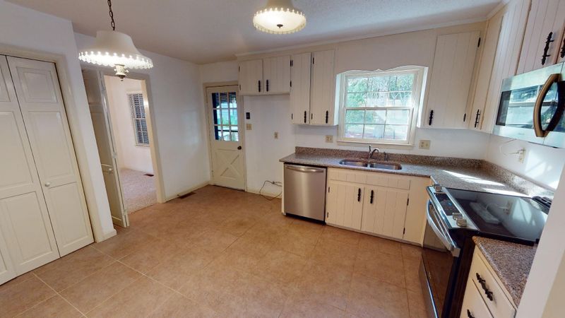 1422 Pineview Dr, Raleigh, NC 27606