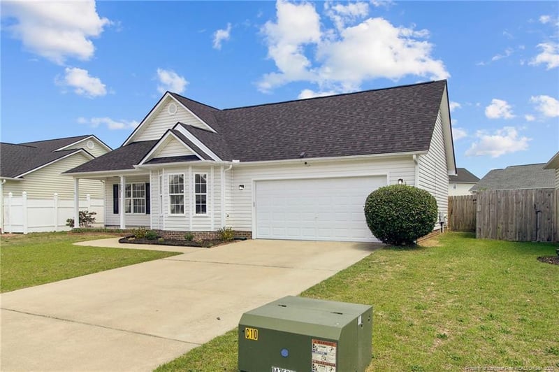 1424 Avoncroft Dr, Fayetteville, NC 28306