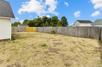 1424 Avoncroft Dr, Fayetteville, NC 28306
