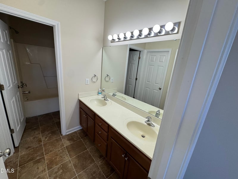 1425 Tawny View Ln, Raleigh, NC 27603