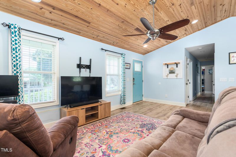 1433 Durham Meadows Dr, Burlington, NC 27217