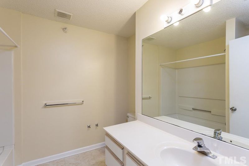 1440 Collegeview Ave #303, Raleigh, NC 27606