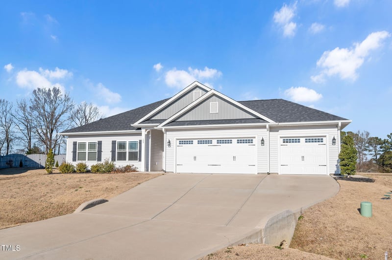 145 N Hawks Ridge Ln, Smithfield, NC 27577
