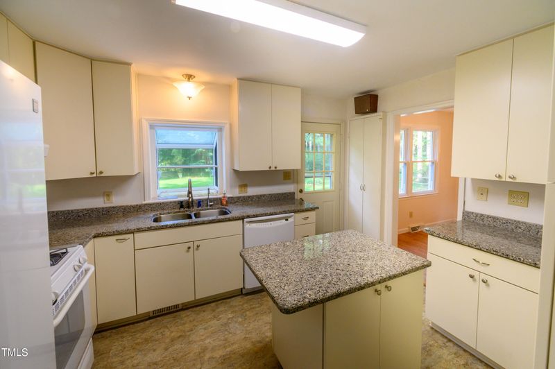 145 Rolling Acres Rd, Youngsville, NC 27596