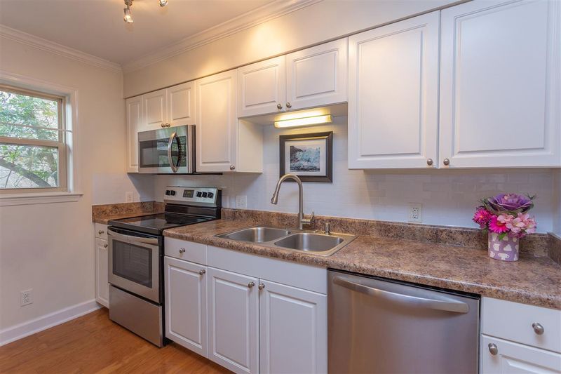 1513 E Franklin St #E, Chapel Hill, NC 27514
