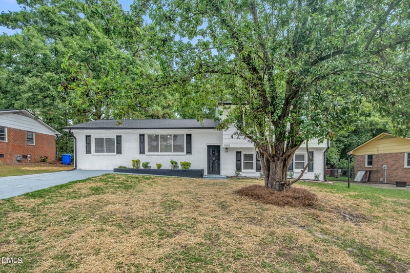 1515 Grandview Dr, Fayetteville, NC 28314