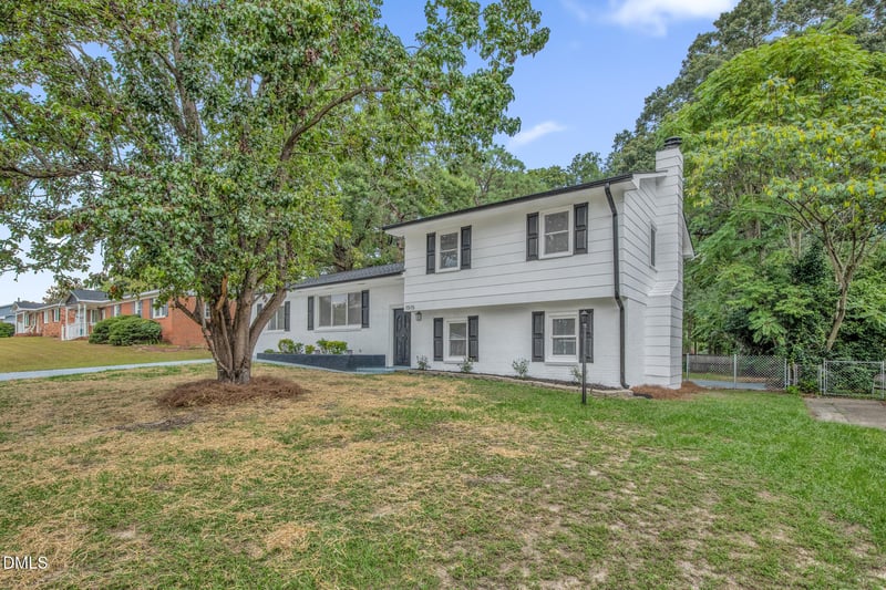 1515 Grandview Dr, Fayetteville, NC 28314