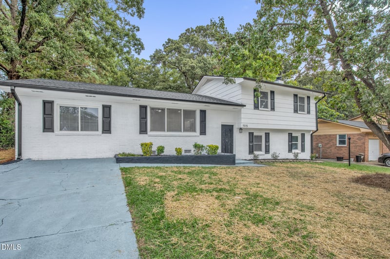1515 Grandview Dr, Fayetteville, NC 28314