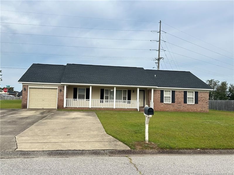 1516 Dovetail Dr, Fayetteville, NC 28314