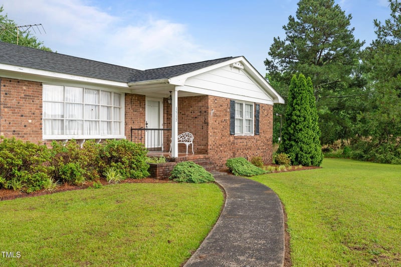 1517 Hodges Chapel Rd, Benson, NC 27504