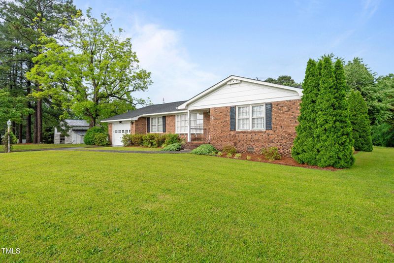 1517 Hodges Chapel Rd, Benson, NC 27504