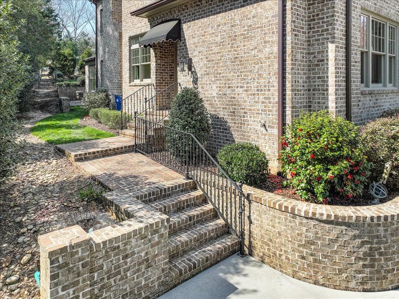 1517 Iredell Dr, Raleigh, NC 27608