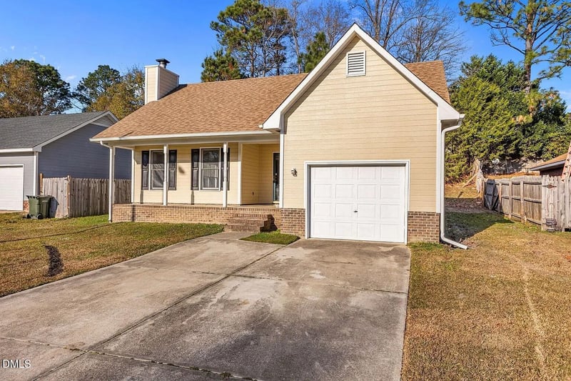 1521 Kara Ct, Fayetteville, NC 28304