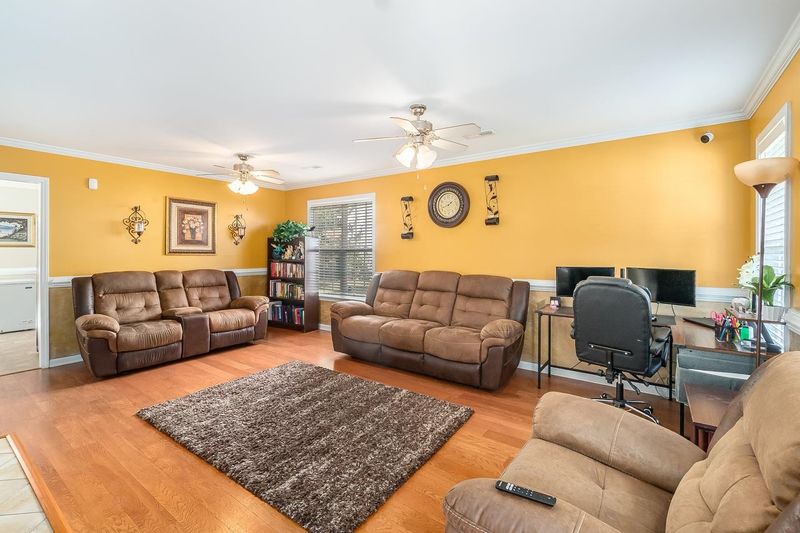 1528 Ikes Pond Ln, Raleigh, NC 27610