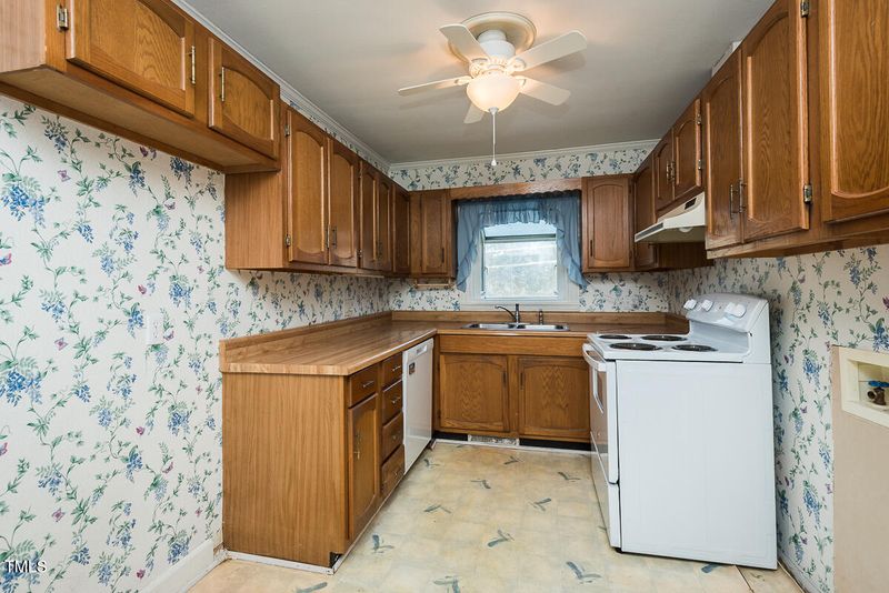 1528 Overbrook Rd, Burlington, NC 27215