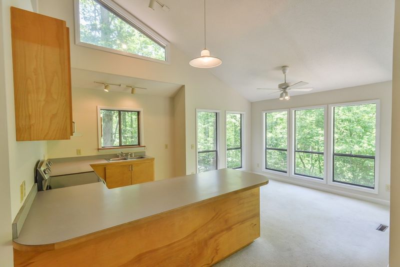 1534 Twisted Oak Dr, Chapel Hill, NC 27516