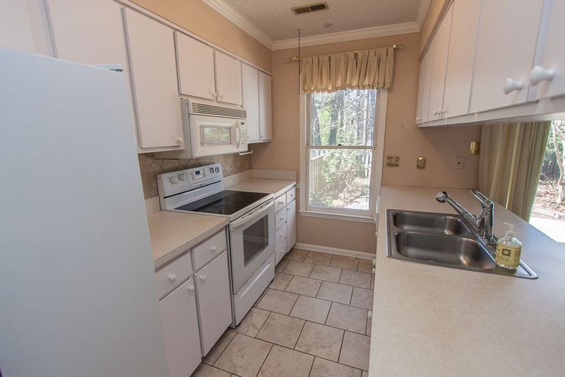 1535 Edgeside Ct, Raleigh, NC 27609