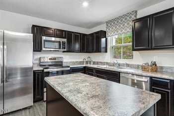 1537 Ivy Meadow Ln, Zebulon, NC 27597