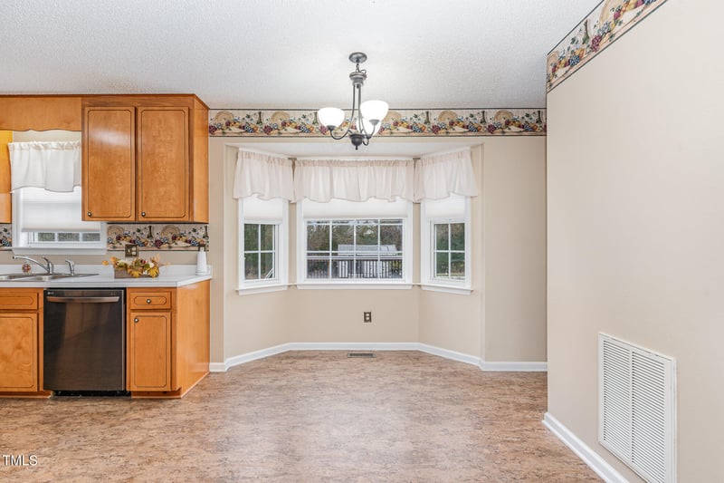 16 Critcher Farm Ln, Benson, NC 27504