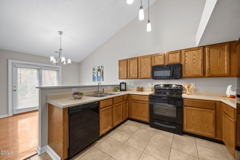 16 Crystal Oaks Ct, Durham, NC 27707