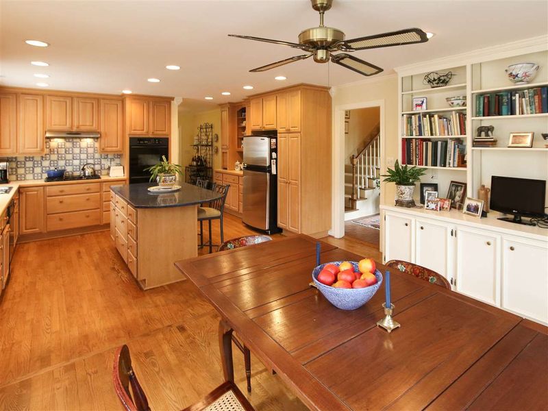 16 Kendall Dr, Chapel Hill, NC 27517