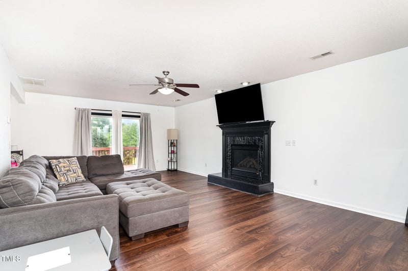 16 Lansing Ct E, Sanford, NC 27332