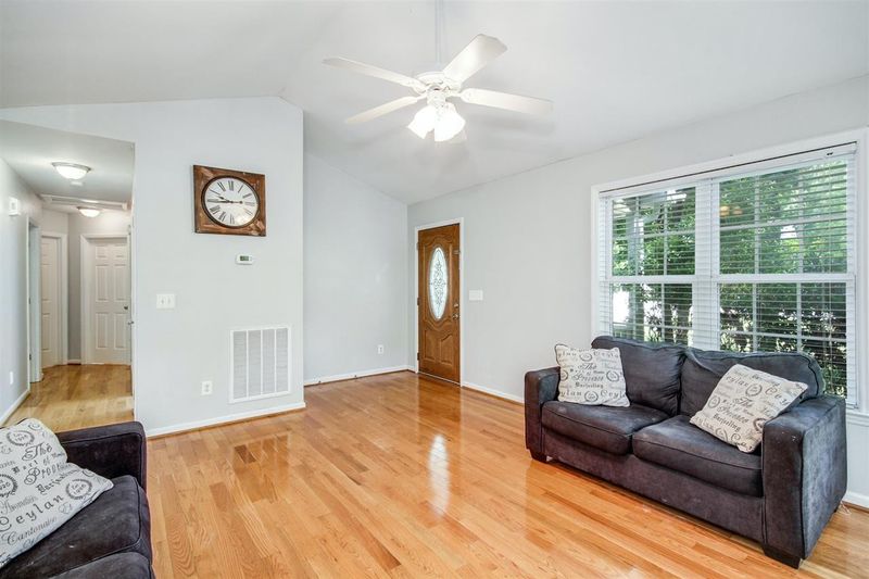 160 Beaver Ridge Dr, Youngsville, NC 27596