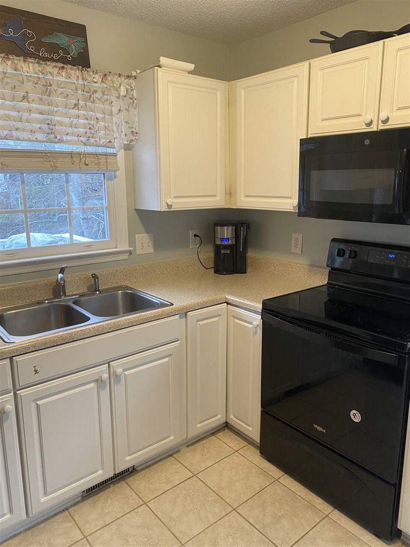 160 Parkhaven Ln, Garner, NC 27529