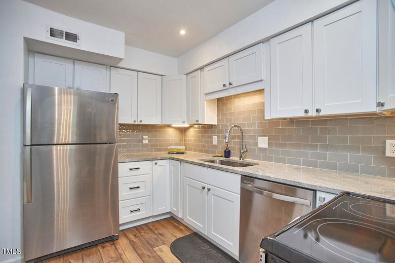 1601 Oak Tree Dr, Chapel Hill, NC 27517