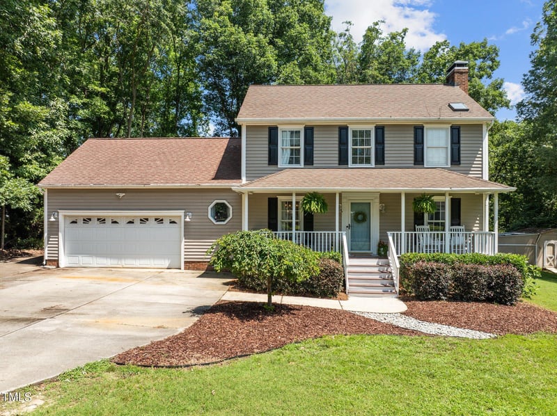 1604 Farm Lake Dr, Holly Springs, NC 27540
