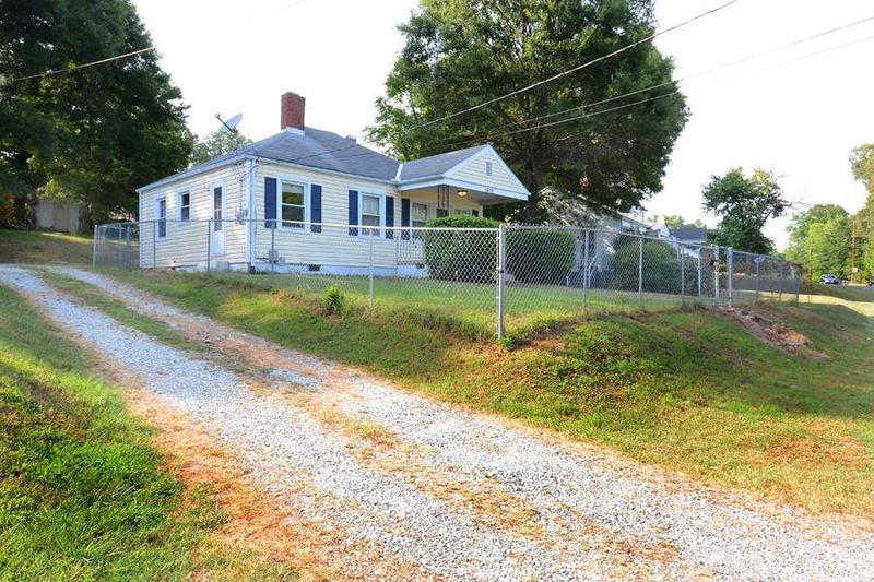 1607 Robinhood Rd, Durham, NC 27701