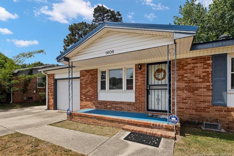 1608 Grandview Dr, Fayetteville, NC 28314