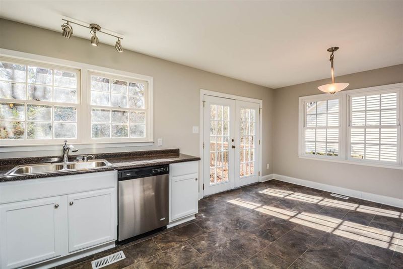 1613 Netherfield Ln, Raleigh, NC 27610