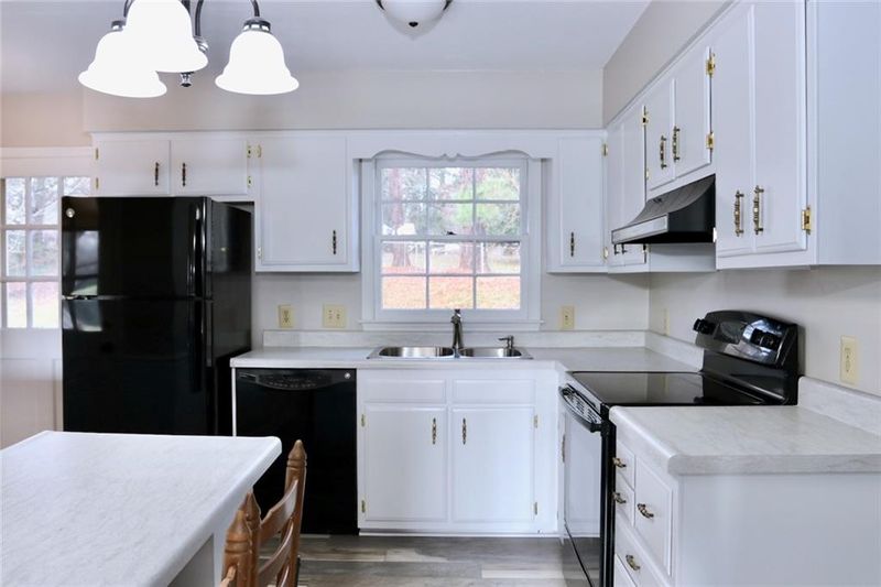 1620 Regency Dr, Burlington, NC 27215