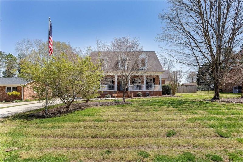 1652 Robin Hood Dr, Burlington, NC 27217