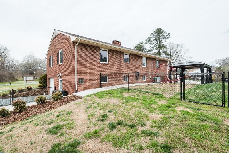 1653 N Nc 62 Hw, Burlington, NC 27217