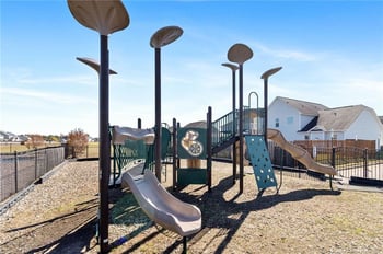 1664 Seattle Slew Ln, Hope Mills, NC 28348